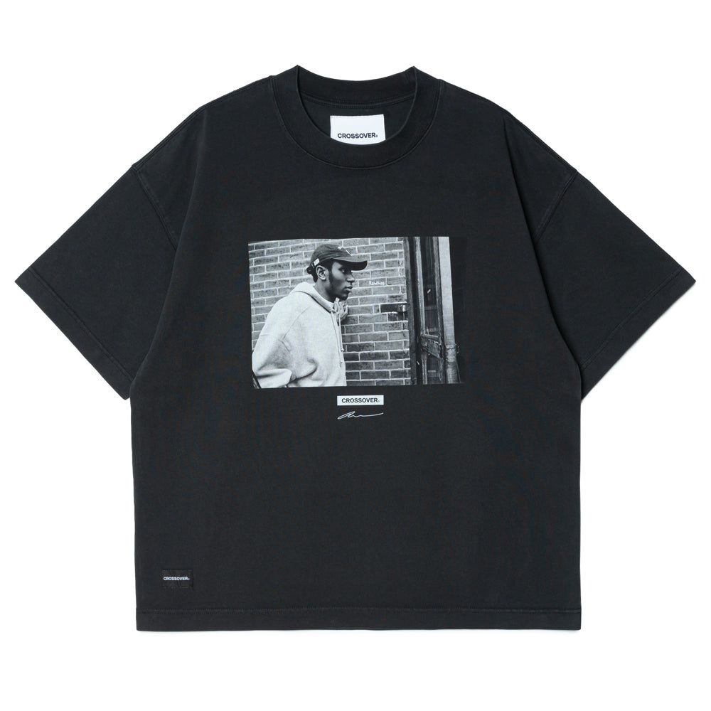 ★CROSSOVER イベント Tシャツ Crossover x Atsuko Tanaka '02' Tee | Black Faded