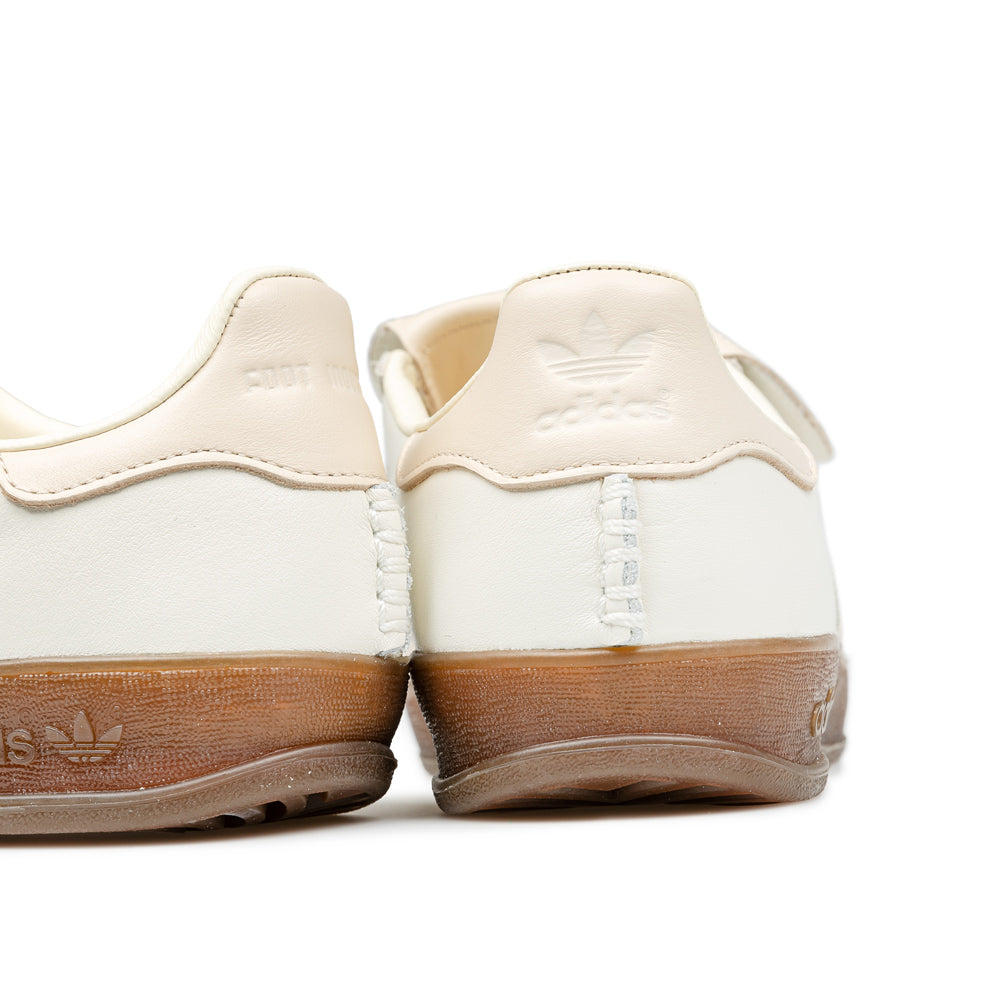 Adidas white leather 2024 gazelle gum sole