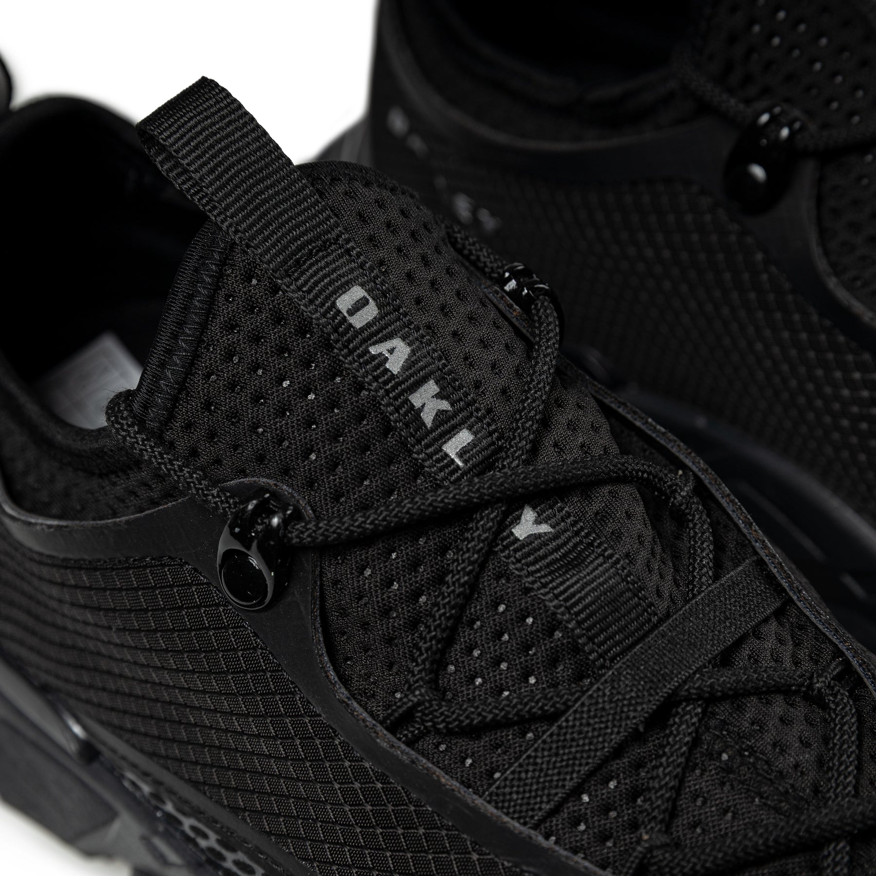 Oakley Light Shield | Triple Black – CROSSOVER Oakley Light Shield | Triple Black – CROSSOVER