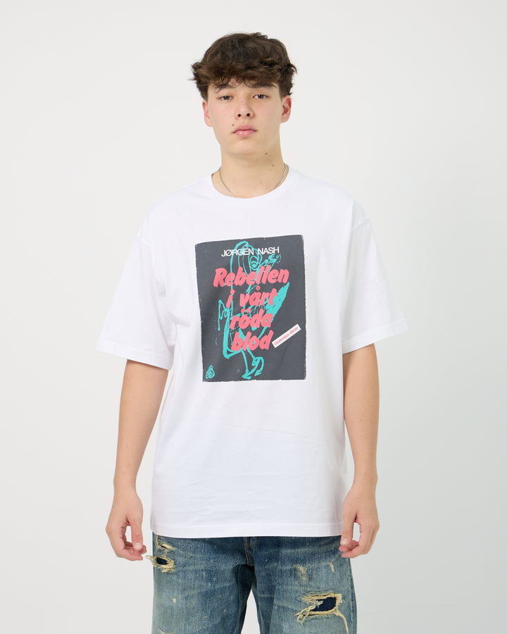 Jorgen Nash: Rebellen I Vart Roda Blod Tee | White