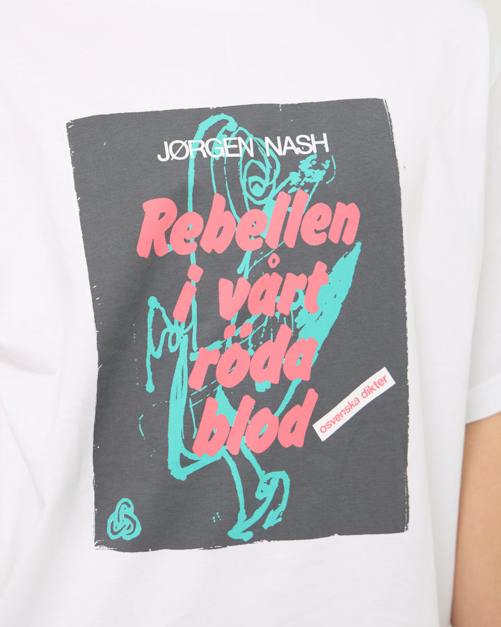 Jorgen Nash: Rebellen I Vart Roda Blod Tee | White